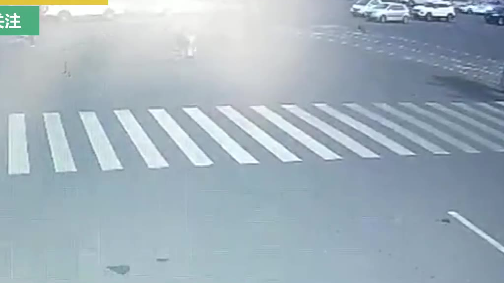 【交通事故】——汽车撞倒了电动车